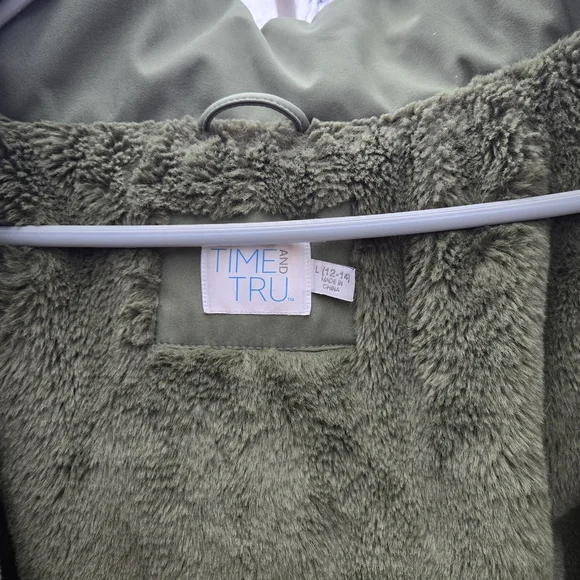 olive green winter parka features a warm, mixed-texture lining designed for cold - Picture 2 of 8